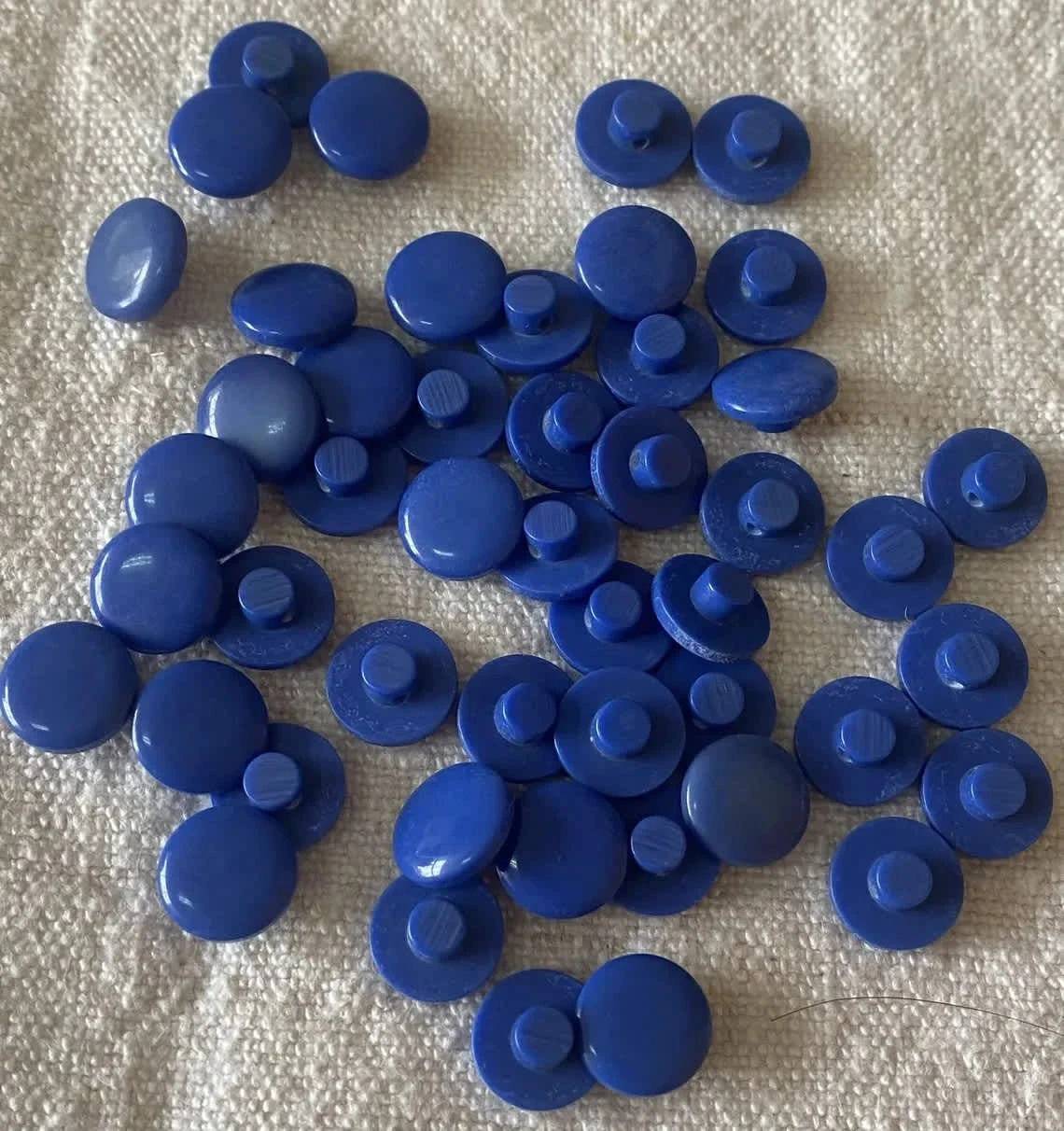 Botões Vintage com Haste Azul – Conjunto de 24 – 11,6 mm – Botões de Costura